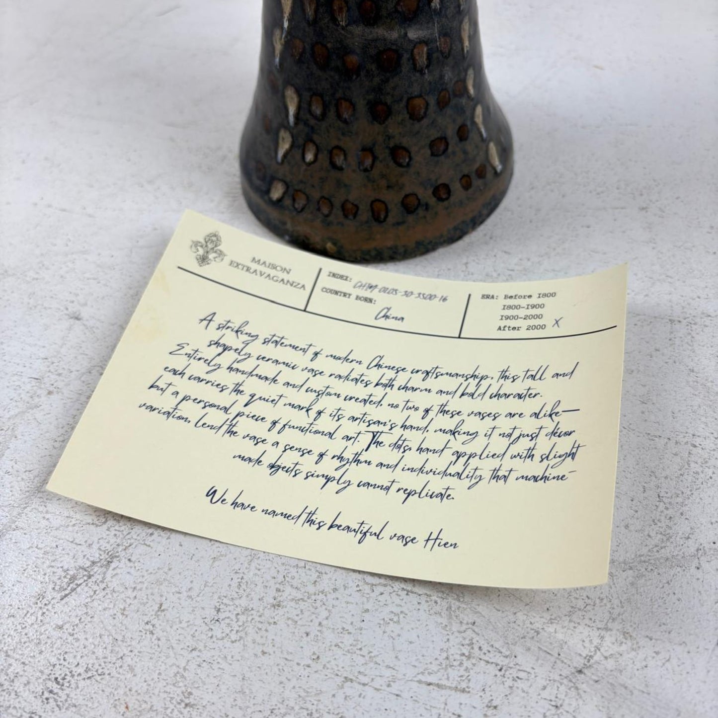 Chinesische Vintage Keramikvase mit gebogenem Deckel - 21. Jahrhundert