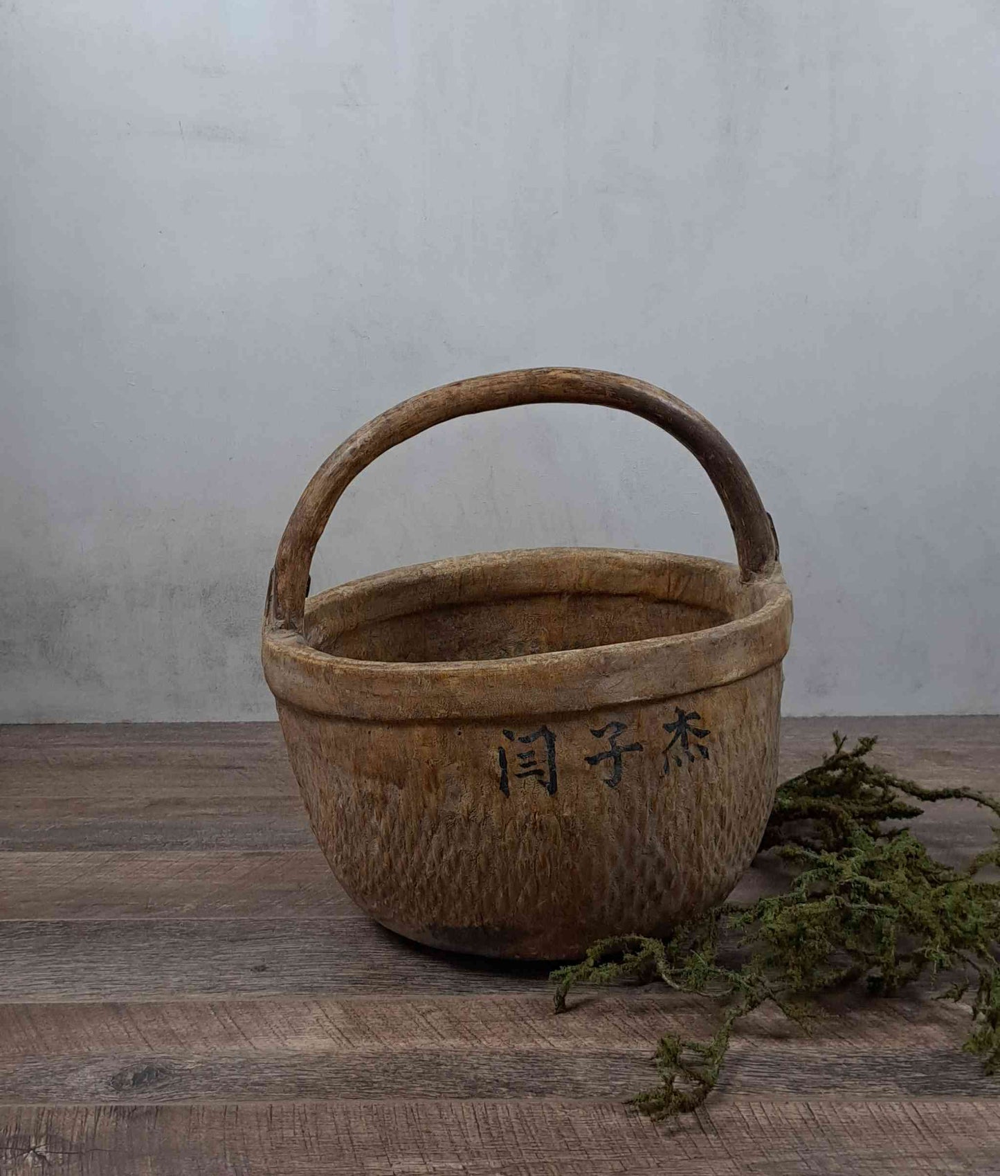 Vintage chinesischer runder Korb mit Griff
