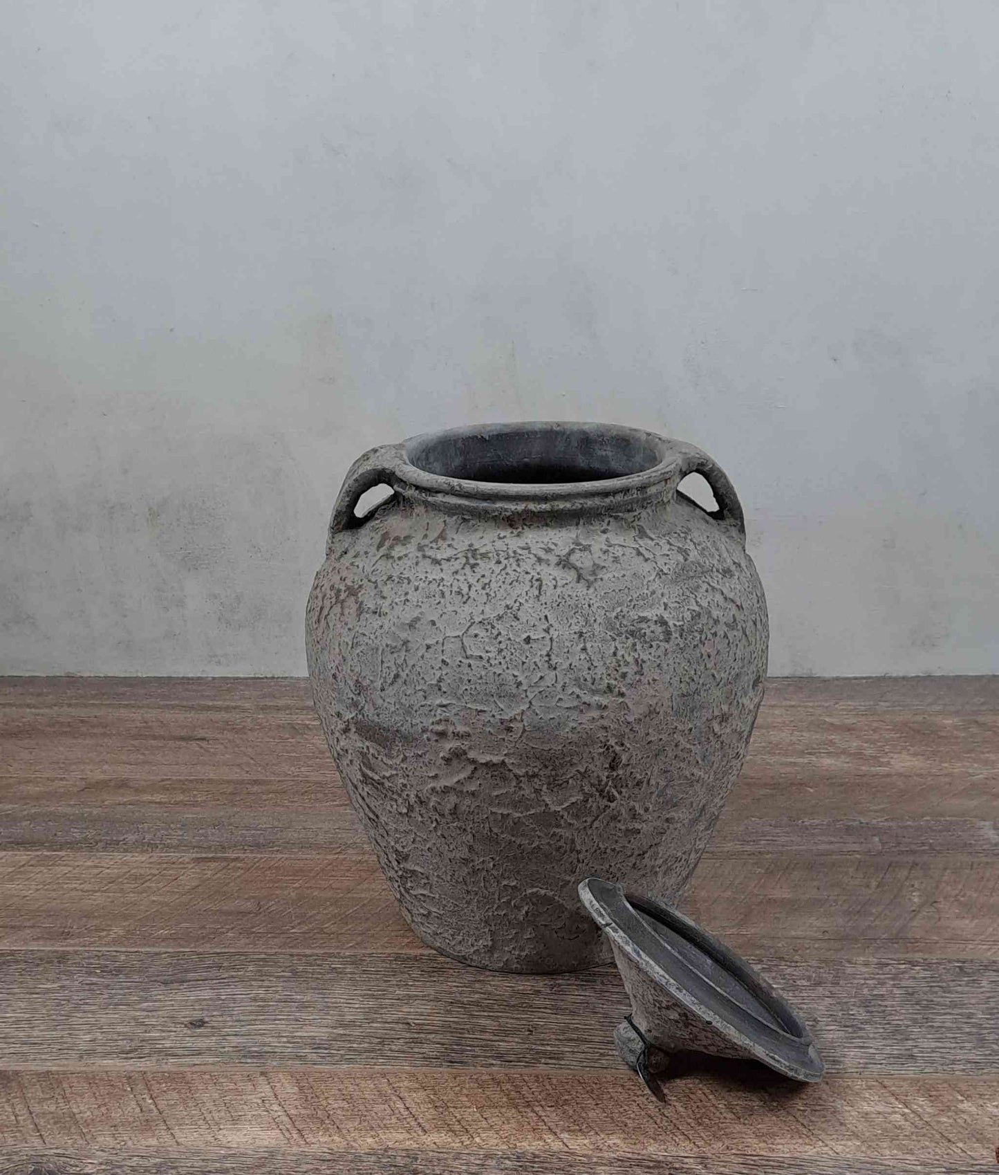 Ton Vase mit Deckel aus Nepal - Groß